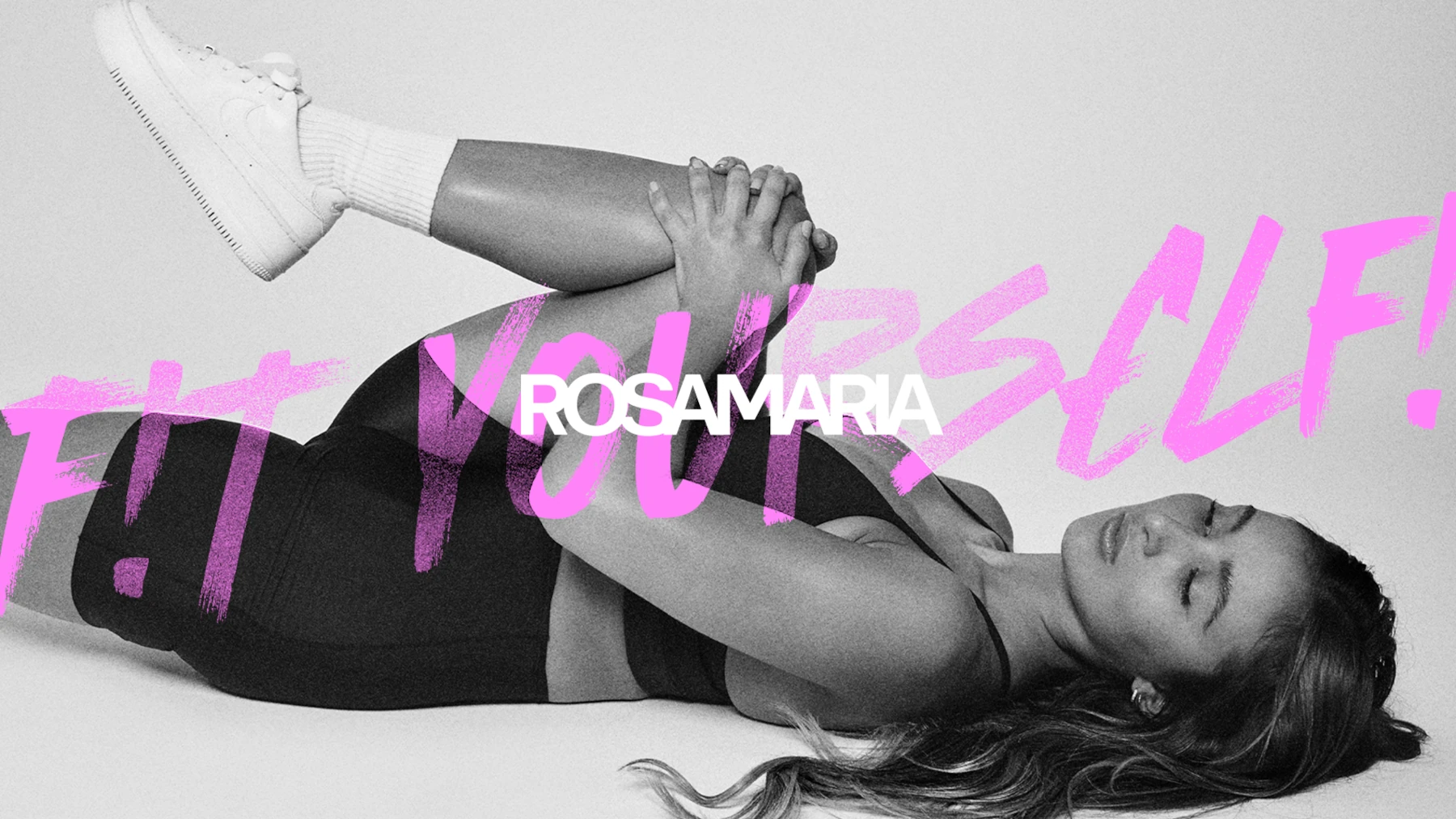Imagem de uma modelo posando com a logo da rosa maria fitness